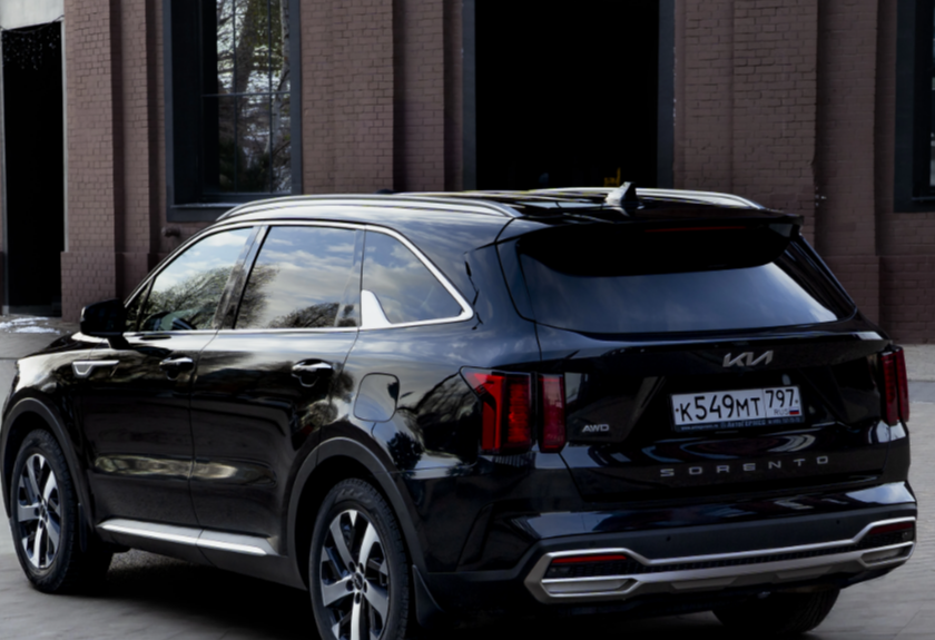 Аренда kia sorento комфорт класса 2023 года в городе Москва Нахимовский проспект от 9600 руб./сутки, полный привод, двигатель: дизель, объем 2.2 литра, ОСАГО (Мультидрайв), без водителя, недорого, вид 2 - RentRide