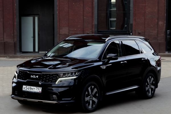 Прокат авто kia sorento комфорт класса 2023 года в городе Москва Нахимовский проспект от 9600 руб./сутки, полный привод, двигатель: дизель, объем 2.2 литра, ОСАГО (Мультидрайв), без водителя, недорого - RentRide