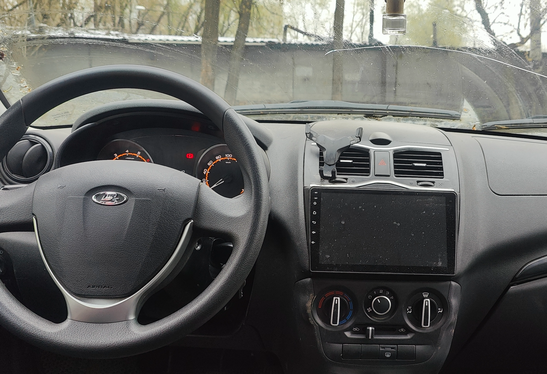 Аренда lada granta эконом класса 2023 года в городе Москва Крымская от 1600 руб./сутки, передний привод, двигатель: бензин, ОСАГО (Впишу в полис), без водителя, недорого, вид 6 - RentRide