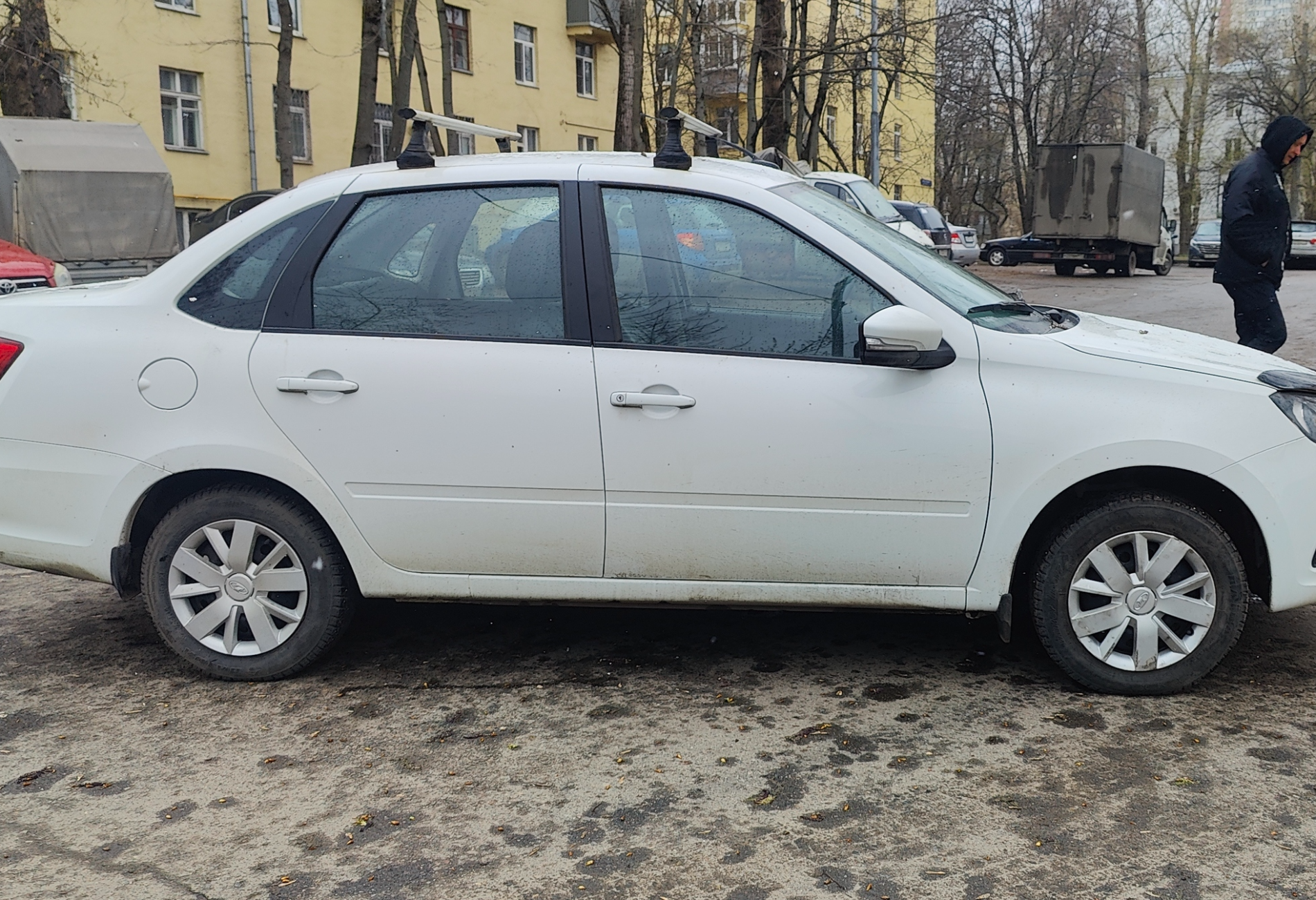 Аренда lada granta эконом класса 2023 года в городе Москва Крымская от 1600 руб./сутки, передний привод, двигатель: бензин, ОСАГО (Впишу в полис), без водителя, недорого, вид 4 - RentRide