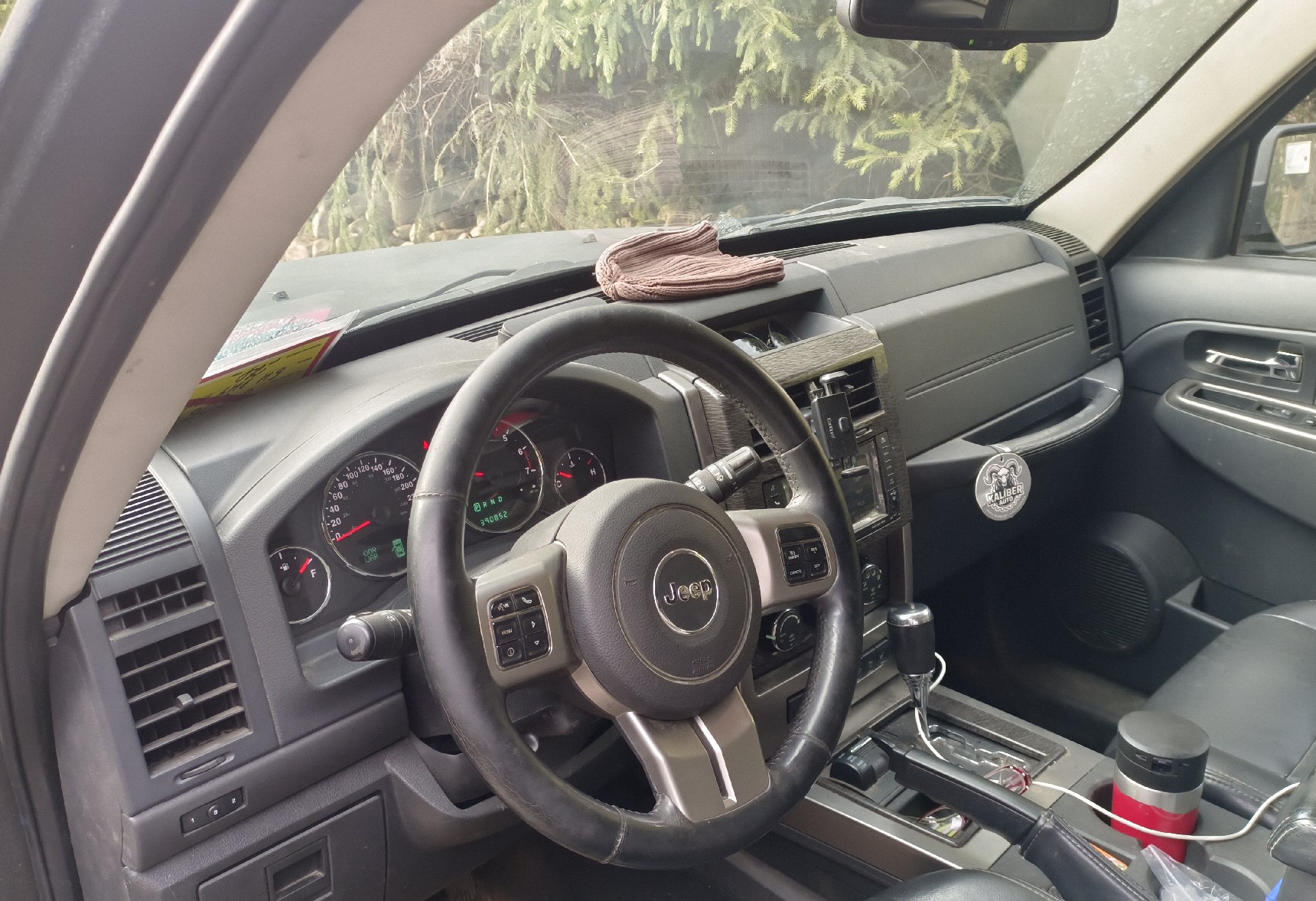 Аренда jeep cherokee эконом класса 2012 года в городе Москва Ленинский проспект от 2568 руб./сутки, полный привод, двигатель: гибрид, объем 3.7 литров, ОСАГО (Впишу в полис), без водителя, недорого, вид 3 - RentRide