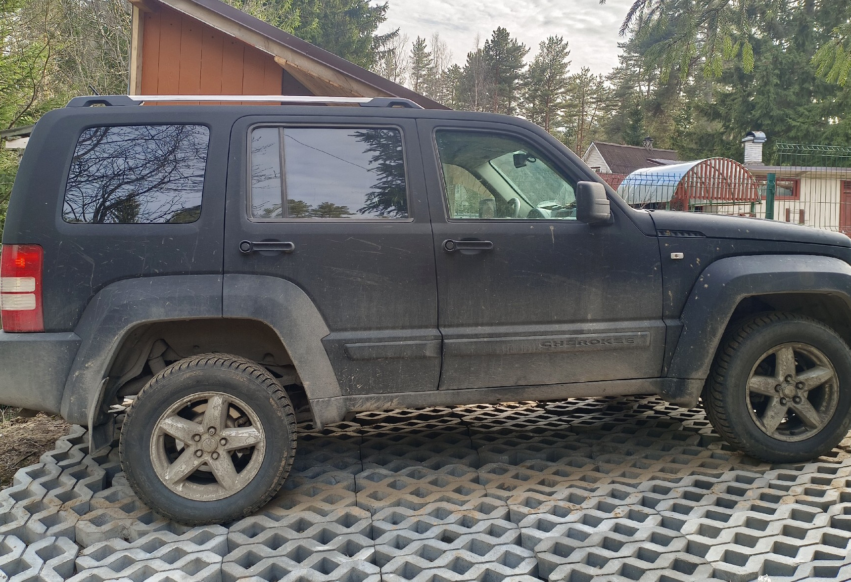 Аренда jeep cherokee эконом класса 2012 года в городе Москва Ленинский проспект от 2568 руб./сутки, полный привод, двигатель: гибрид, объем 3.7 литров, ОСАГО (Впишу в полис), без водителя, недорого, вид 2 - RentRide