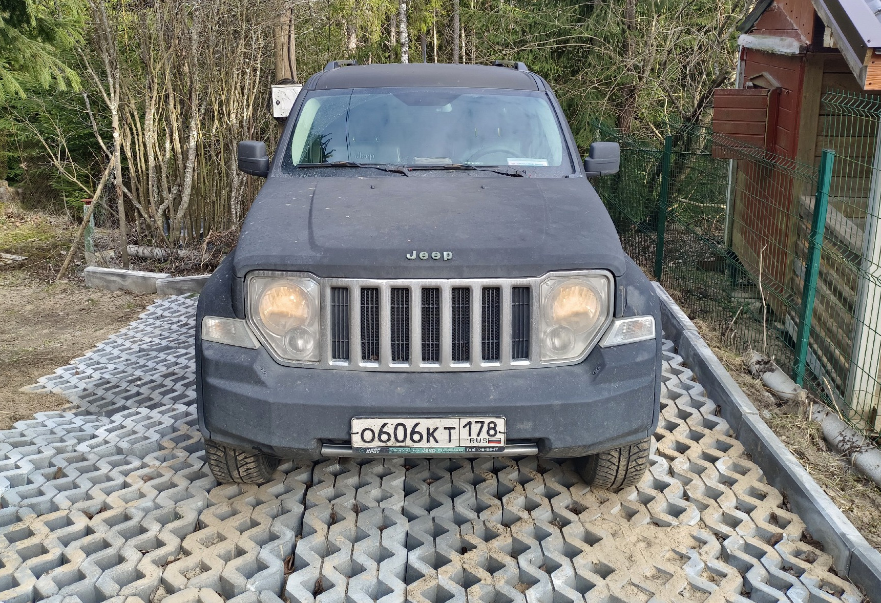 Аренда jeep cherokee эконом класса 2012 года в городе Москва Ленинский проспект от 2568 руб./сутки, полный привод, двигатель: гибрид, объем 3.7 литров, ОСАГО (Впишу в полис), без водителя, недорого - RentRide