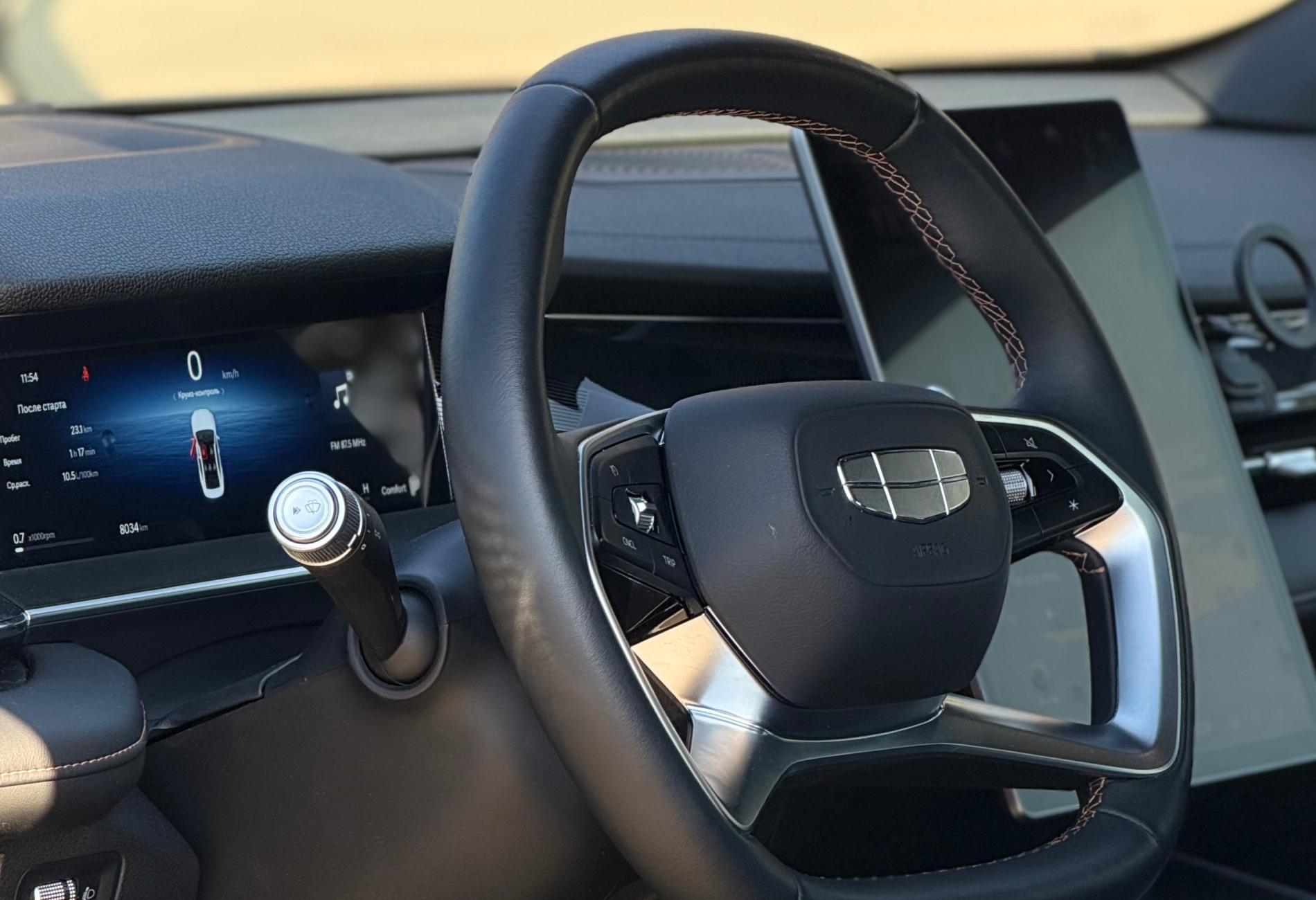 Аренда geely preface комфорт класса 2024 года в городе Москва Павшино от 3200 руб./сутки, передний привод, двигатель: бензин, объем 2 литра, ОСАГО (Мультидрайв), без водителя, недорого, вид 4 - RentRide