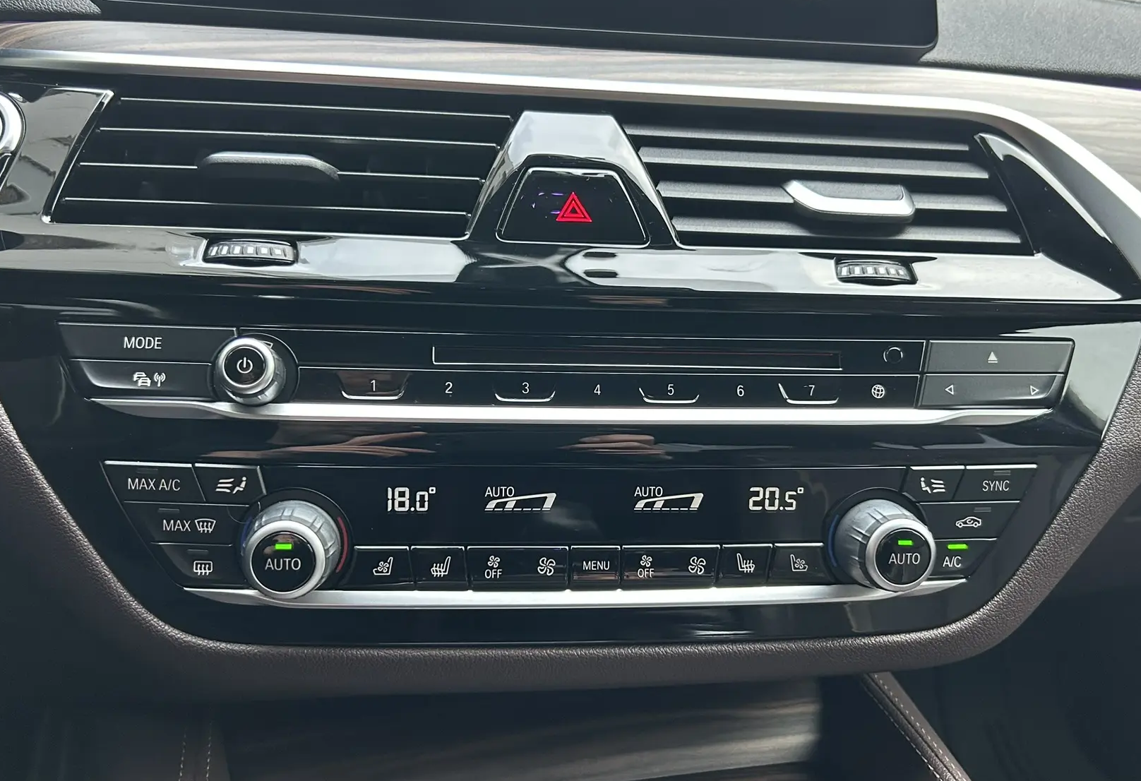 Аренда bmw 5-serii бизнес класса 2019 года в городе Москва Крылатское от 9200 руб./сутки, полный привод, двигатель: дизель, объем 3 литра, каско (Мультидрайв), ОСАГО (Мультидрайв), без водителя, недорого, вид 14 - RentRide