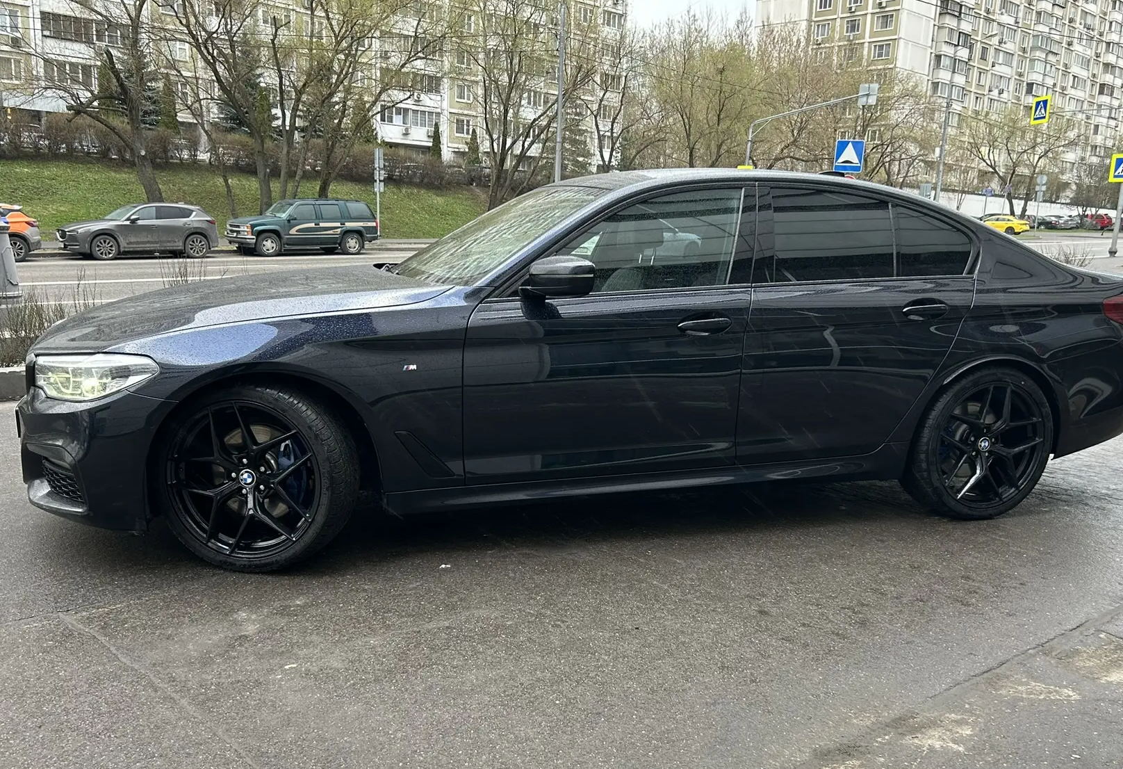 Аренда bmw 5-serii бизнес класса 2019 года в городе Москва Крылатское от 9200 руб./сутки, полный привод, двигатель: дизель, объем 3 литра, каско (Мультидрайв), ОСАГО (Мультидрайв), без водителя, недорого, вид 2 - RentRide