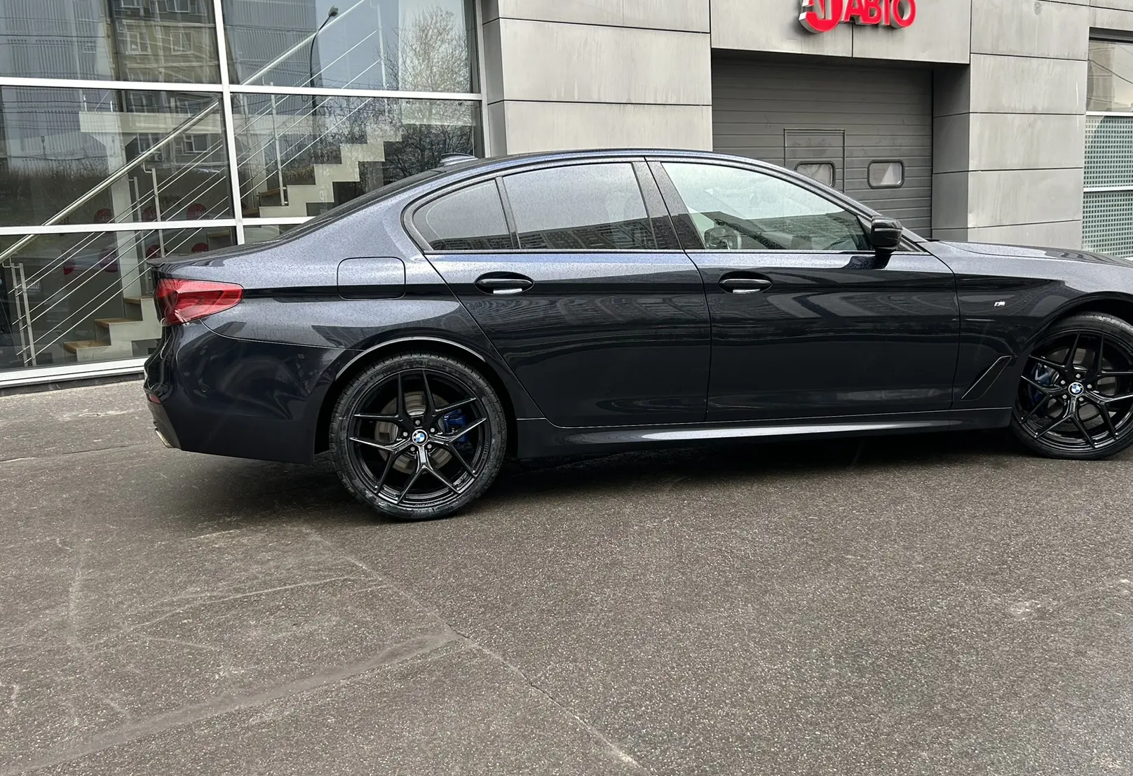 Аренда bmw 5-serii бизнес класса 2019 года в городе Москва Крылатское от 9200 руб./сутки, полный привод, двигатель: дизель, объем 3 литра, каско (Мультидрайв), ОСАГО (Мультидрайв), без водителя, недорого, вид 4 - RentRide