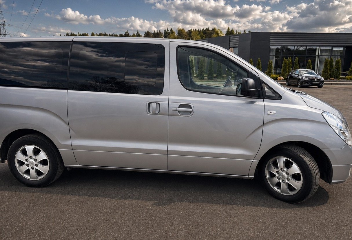 Аренда hyundai h-1 комфорт класса 2015 года в городе Москва от 5200 руб./сутки, задний привод, двигатель: дизель, объем 2.5 литров, ОСАГО (Впишу в полис), без водителя, недорого, вид 2 - RentRide