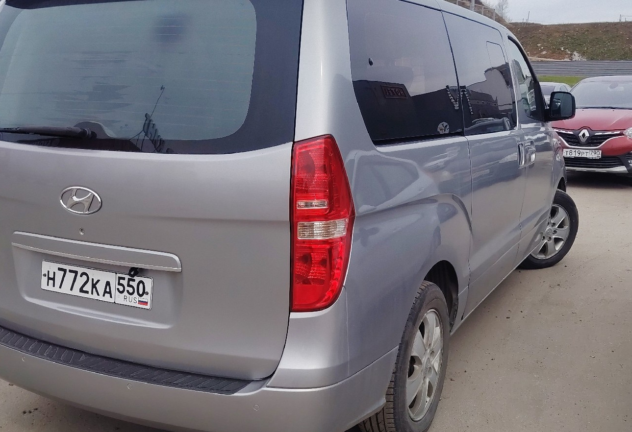 Аренда hyundai h-1 комфорт класса 2015 года в городе Москва от 5200 руб./сутки, задний привод, двигатель: дизель, объем 2.5 литров, ОСАГО (Впишу в полис), без водителя, недорого, вид 3 - RentRide
