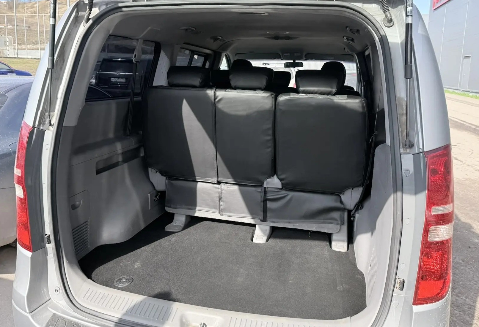 Аренда hyundai h-1 комфорт класса 2015 года в городе Москва от 5200 руб./сутки, задний привод, двигатель: дизель, объем 2.5 литров, ОСАГО (Впишу в полис), без водителя, недорого, вид 7 - RentRide