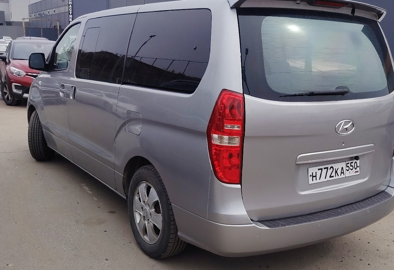 Аренда hyundai h-1 комфорт класса 2015 года в городе Москва от 5200 руб./сутки, задний привод, двигатель: дизель, объем 2.5 литров, ОСАГО (Впишу в полис), без водителя, недорого, вид 4 - RentRide
