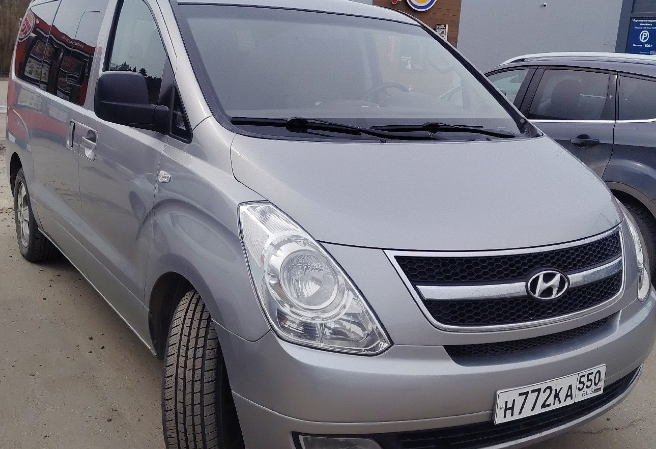 Аренда hyundai h-1 комфорт класса 2015 года в городе Москва от 5200 руб./сутки, задний привод, двигатель: дизель, объем 2.5 литров, ОСАГО (Впишу в полис), без водителя, недорого, вид 2 - RentRide