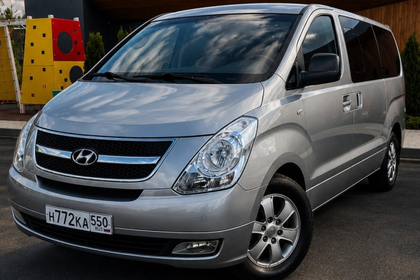Прокат авто hyundai h-1 комфорт класса 2015 года в городе Химки от 5200 руб./сутки, задний привод, двигатель: дизель, объем 2.5 литров, ОСАГО (Впишу в полис), без водителя, недорого - RentRide