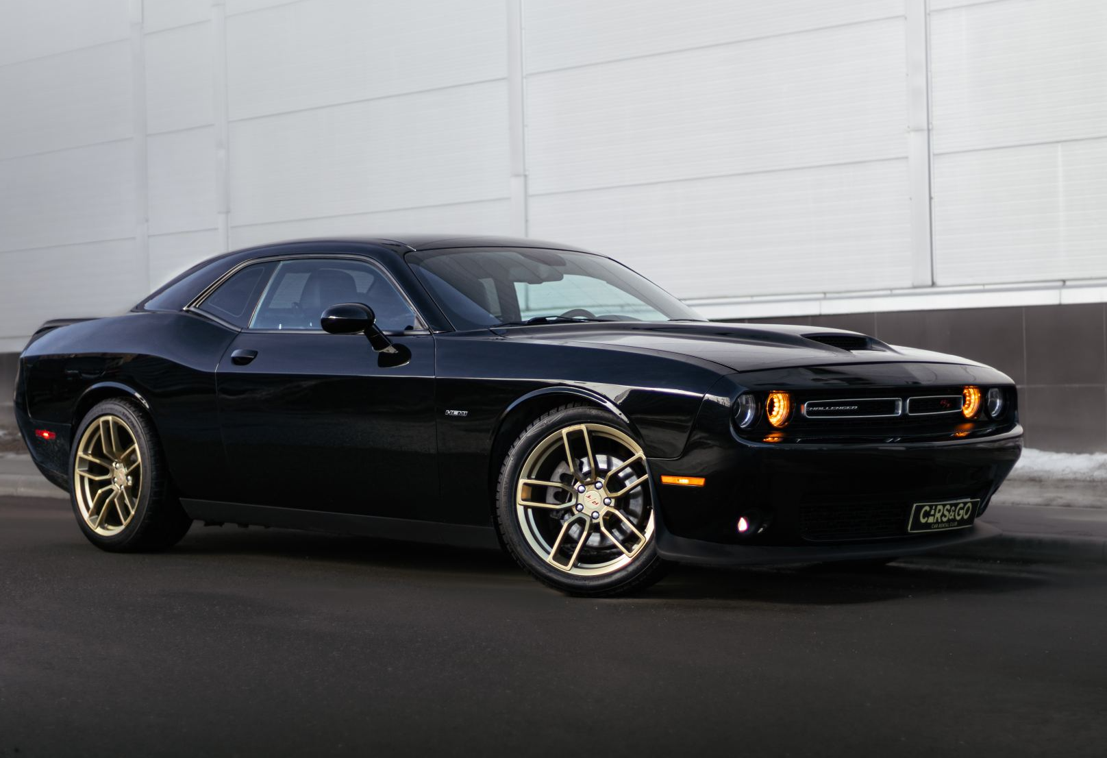 Аренда dodge challenger премиум класса 2021 года в городе Москва Крылатское от 13200 руб./сутки, задний привод, двигатель: бензин, объем 5.7 литров, ОСАГО (Мультидрайв), без водителя, недорого - RentRide