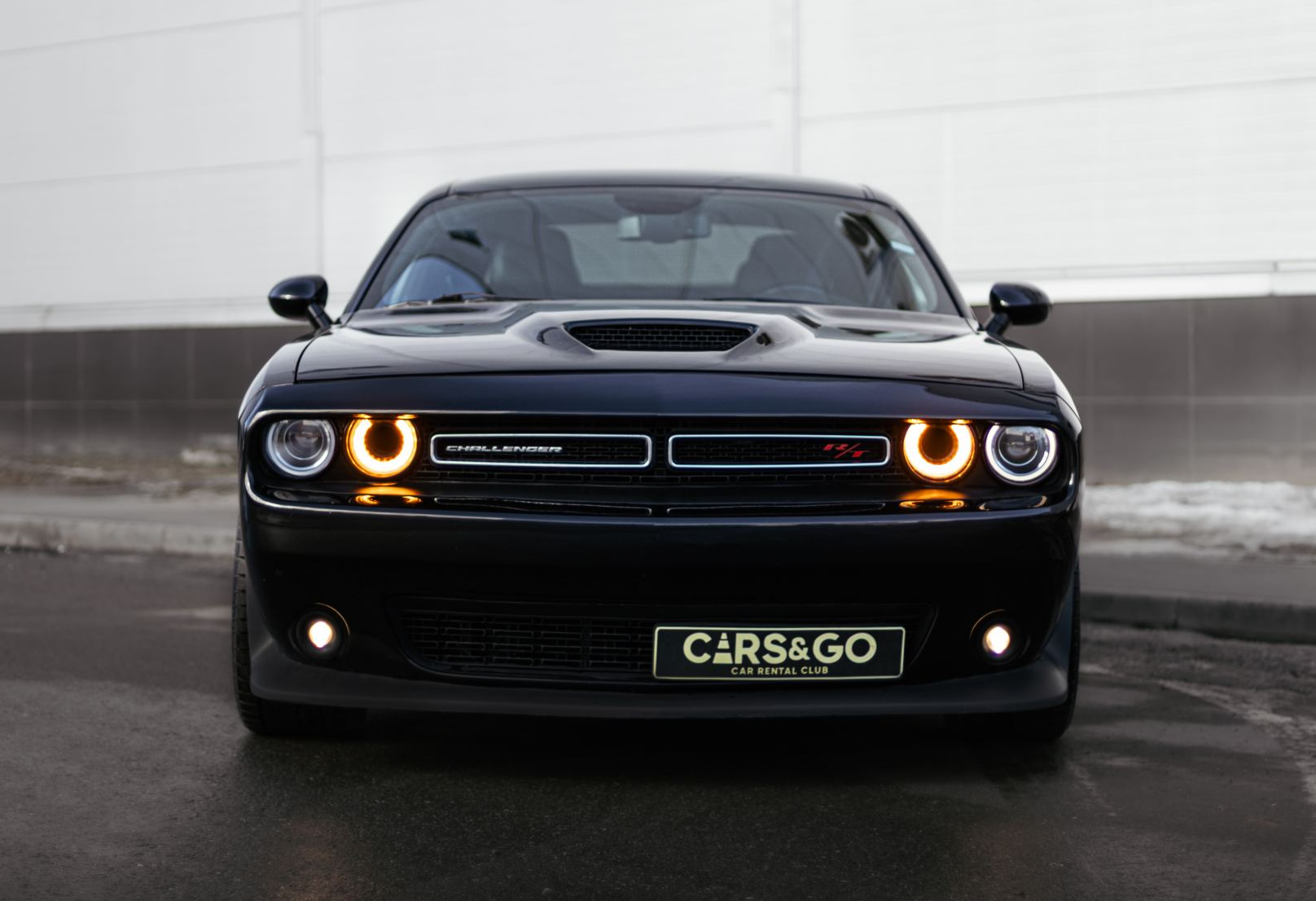 Аренда dodge challenger премиум класса 2021 года в городе Москва Крылатское от 13200 руб./сутки, задний привод, двигатель: бензин, объем 5.7 литров, ОСАГО (Мультидрайв), без водителя, недорого, вид 3 - RentRide