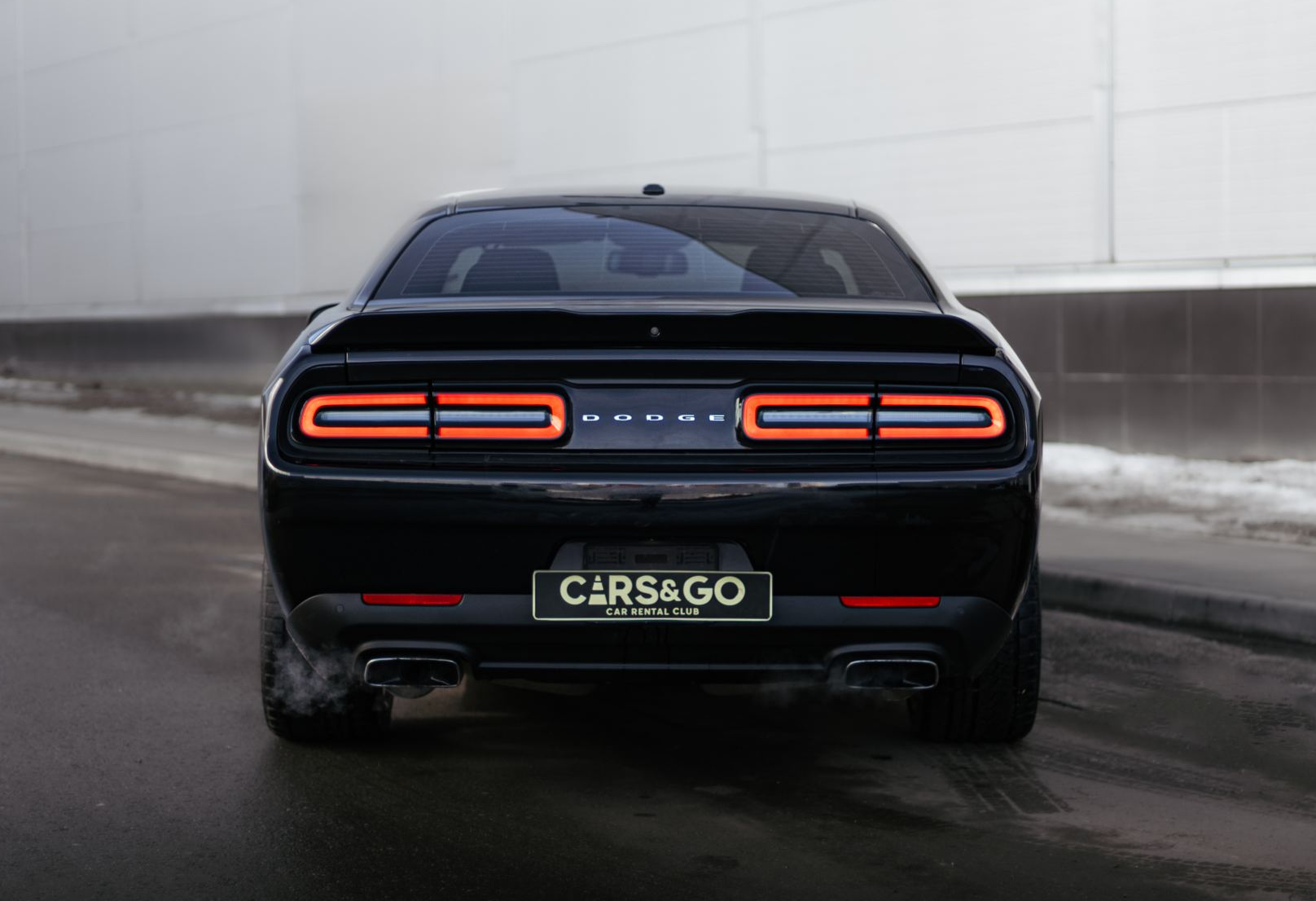 Аренда dodge challenger премиум класса 2021 года в городе Москва Крылатское от 13200 руб./сутки, задний привод, двигатель: бензин, объем 5.7 литров, ОСАГО (Мультидрайв), без водителя, недорого, вид 4 - RentRide