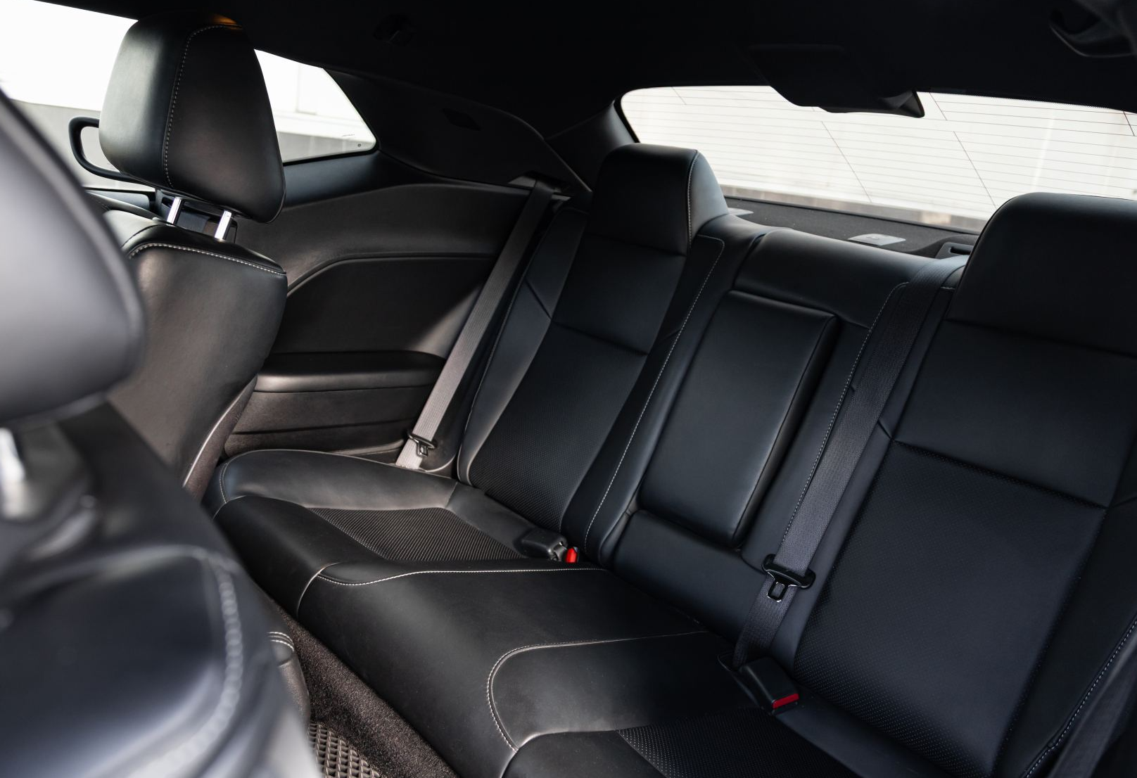 Аренда dodge challenger премиум класса 2021 года в городе Москва Крылатское от 13200 руб./сутки, задний привод, двигатель: бензин, объем 5.7 литров, ОСАГО (Мультидрайв), без водителя, недорого, вид 8 - RentRide