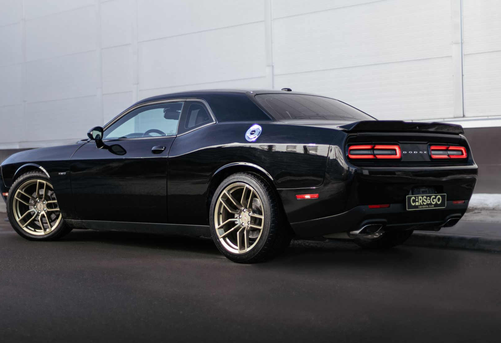 Аренда dodge challenger премиум класса 2021 года в городе Москва Крылатское от 13200 руб./сутки, задний привод, двигатель: бензин, объем 5.7 литров, ОСАГО (Мультидрайв), без водителя, недорого, вид 2 - RentRide