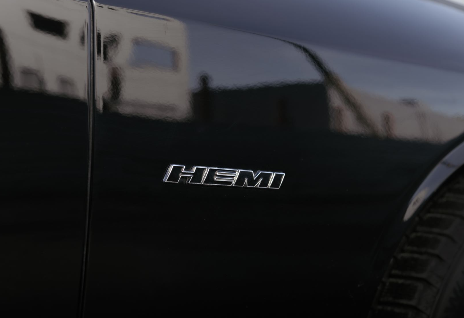 Аренда dodge challenger премиум класса 2021 года в городе Москва Крылатское от 13200 руб./сутки, задний привод, двигатель: бензин, объем 5.7 литров, ОСАГО (Мультидрайв), без водителя, недорого, вид 5 - RentRide