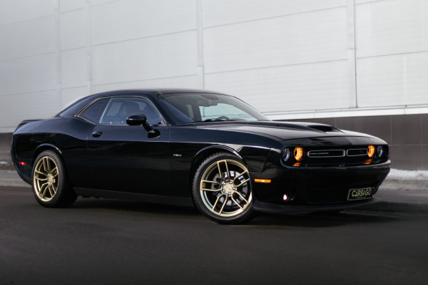 Прокат авто dodge challenger премиум класса 2021 года в городе Москва Крылатское от 13200 руб./сутки, задний привод, двигатель: бензин, объем 5.7 литров, ОСАГО (Мультидрайв), без водителя, недорого - RentRide