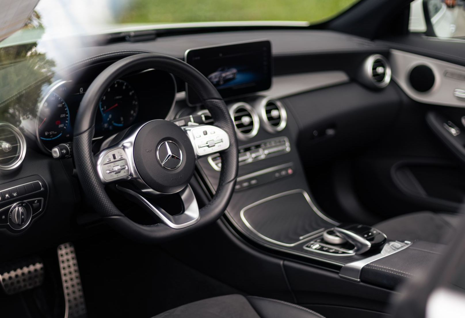 Аренда mercedes-benz c-klass бизнес класса 2022 года в городе Москва Крылатское от 12000 руб./сутки, задний привод, двигатель: бензин, объем 2 литра, ОСАГО (Мультидрайв), без водителя, недорого, вид 4 - RentRide