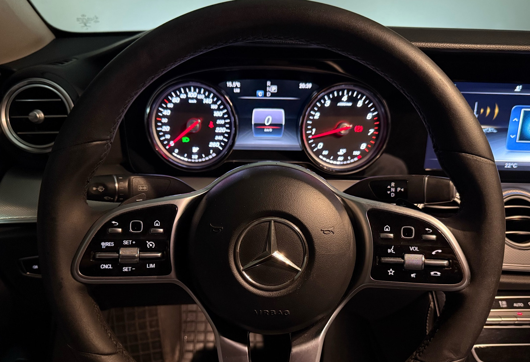 Аренда mercedes-benz e-klass бизнес класса 2018 года в городе Москва Нагорная от 5990 руб./сутки, задний привод, двигатель: бензин, объем 2 литра, каско (Впишу в полис), ОСАГО (Впишу в полис), без водителя, недорого, вид 15 - RentRide