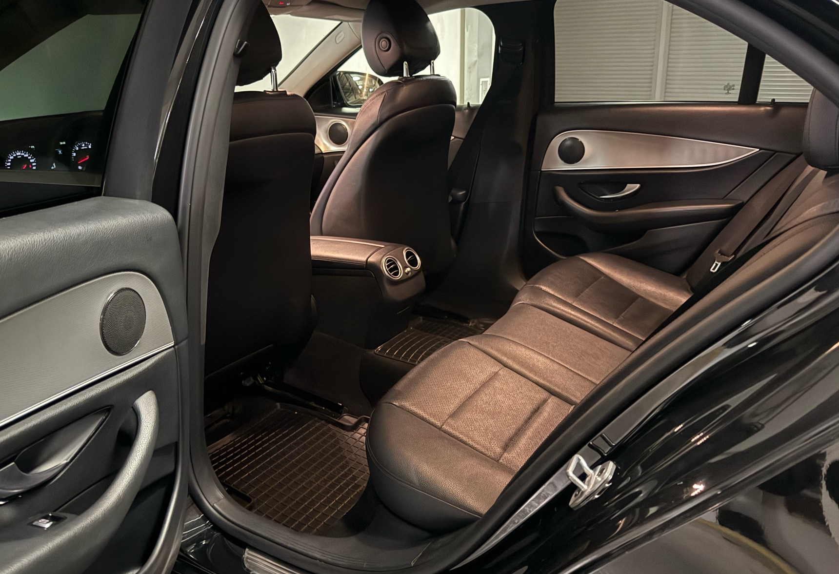 Аренда mercedes-benz e-klass бизнес класса 2018 года в городе Москва Нагорная от 5990 руб./сутки, задний привод, двигатель: бензин, объем 2 литра, каско (Впишу в полис), ОСАГО (Впишу в полис), без водителя, недорого, вид 9 - RentRide