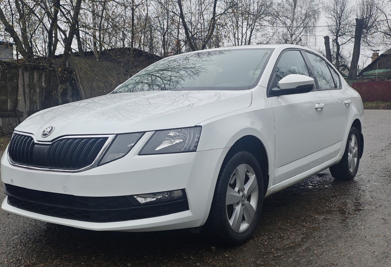 Аренда skoda octavia эконом класса 2019 года в городе Москва от 2550 руб./сутки, передний привод, двигатель: бензин, объем 1.6 литров, ОСАГО (Мультидрайв), без водителя, недорого - RentRide