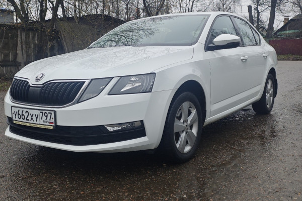Прокат авто skoda octavia 2019 года в городе Москва от 2550 руб./сутки, передний привод, двигатель: бензин, объем 1.6 литров, ОСАГО (Мультидрайв), без водителя, недорого - RentRide