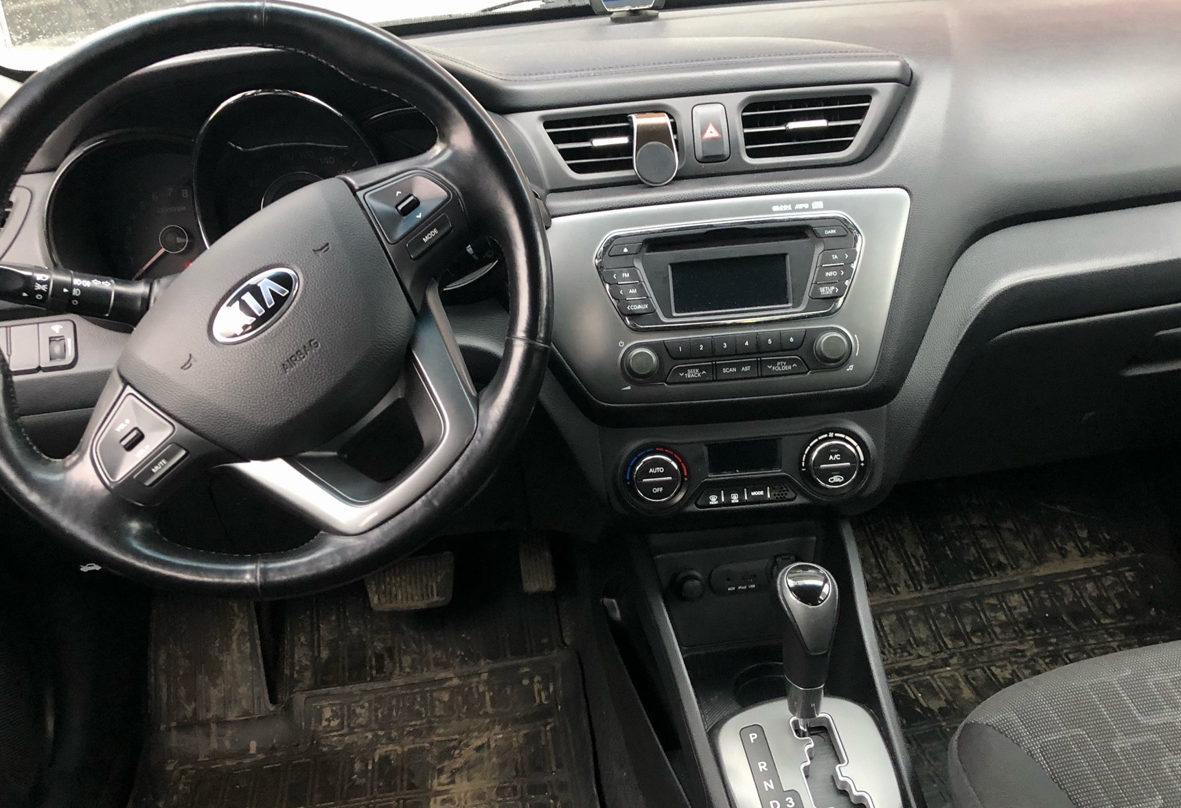 Аренда kia rio эконом класса 2013 года в городе Москва Орехово от 2320 руб./сутки, передний привод, двигатель: бензин, объем 1.6 литров, ОСАГО (Впишу в полис), без водителя, недорого, вид 5 - RentRide