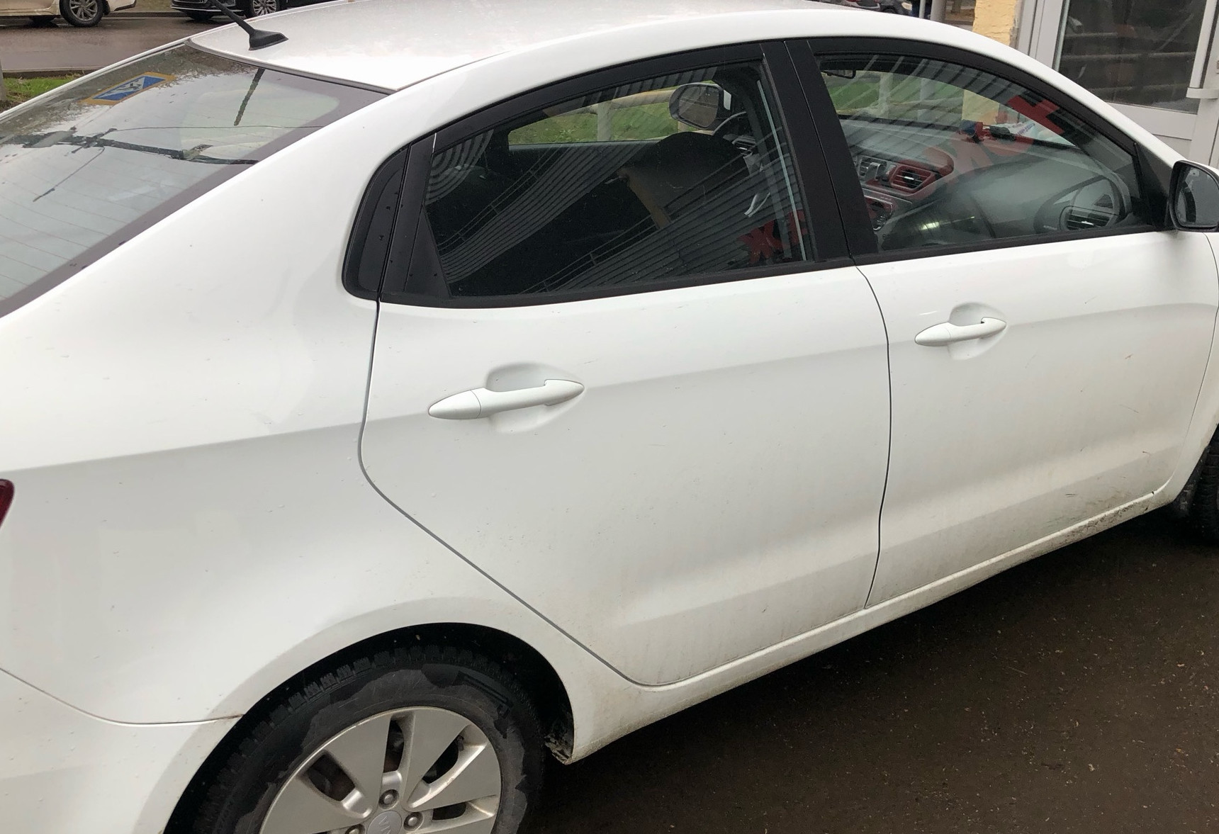 Аренда kia rio эконом класса 2013 года в городе Москва Орехово от 2320 руб./сутки, передний привод, двигатель: бензин, объем 1.6 литров, ОСАГО (Впишу в полис), без водителя, недорого, вид 2 - RentRide