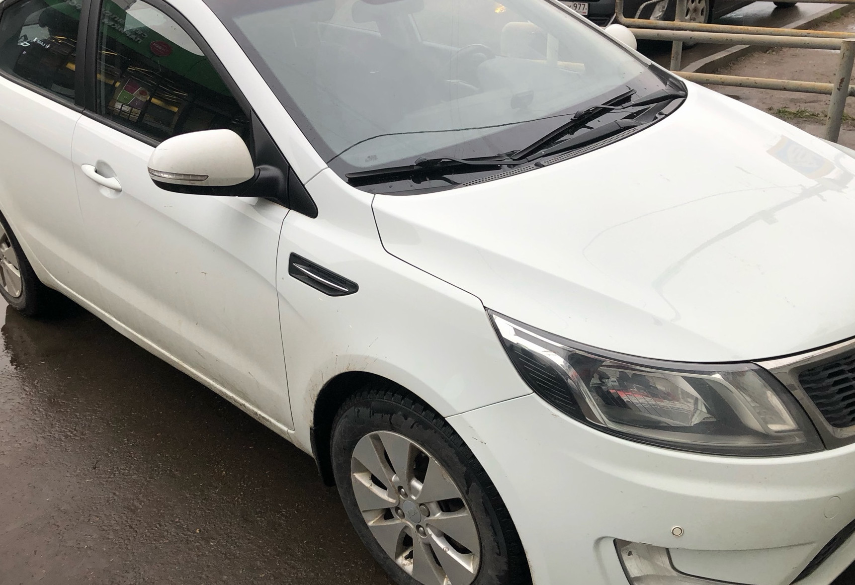 Аренда kia rio эконом класса 2013 года в городе Москва Орехово от 2320 руб./сутки, передний привод, двигатель: бензин, объем 1.6 литров, ОСАГО (Впишу в полис), без водителя, недорого - RentRide