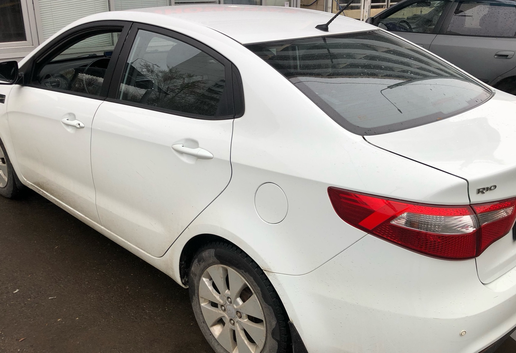 Аренда kia rio эконом класса 2013 года в городе Москва Орехово от 2320 руб./сутки, передний привод, двигатель: бензин, объем 1.6 литров, ОСАГО (Впишу в полис), без водителя, недорого, вид 3 - RentRide