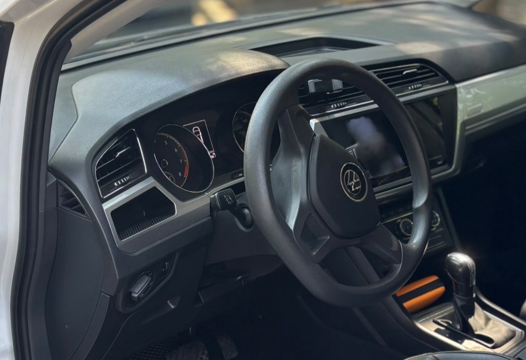 Аренда volkswagen touran 2022 года в городе Москва от 4000 руб./сутки, передний привод, двигатель: бензин, объем 1.4 литра, ОСАГО (Мультидрайв), без водителя, недорого, вид 5 - RentRide