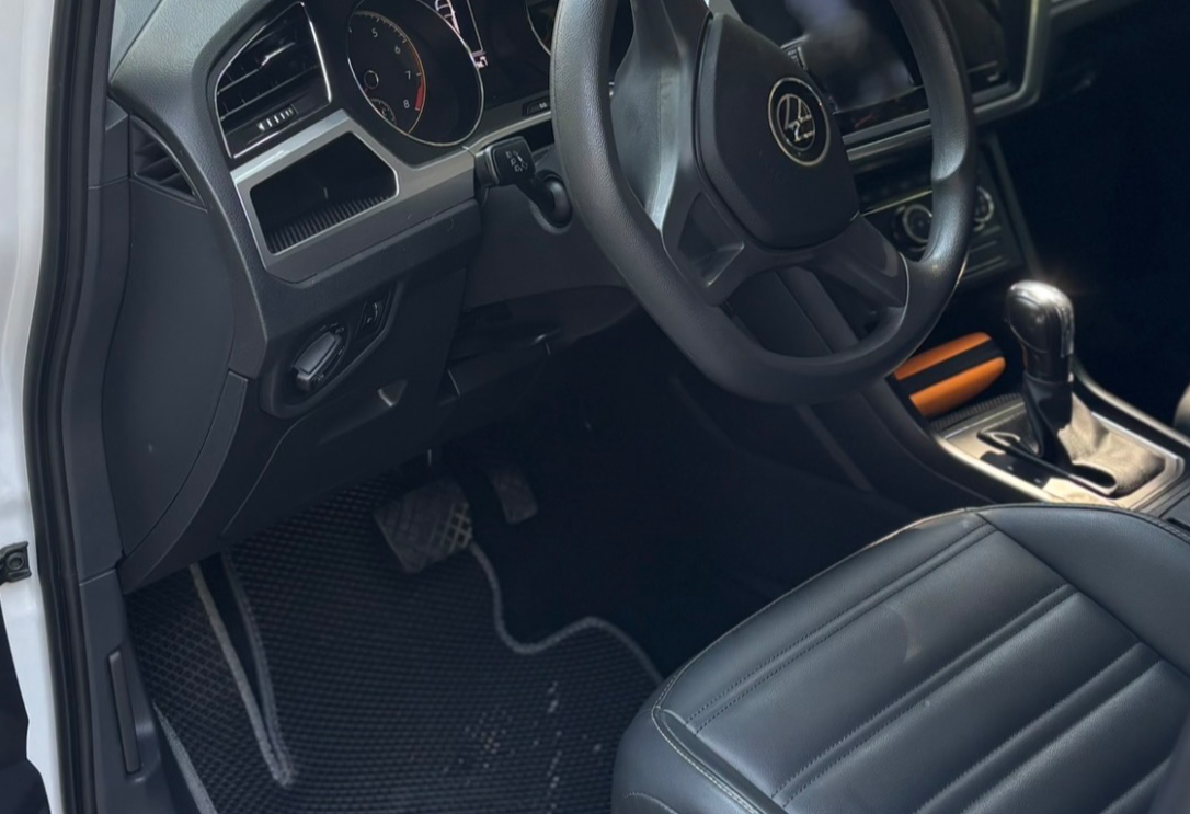 Аренда volkswagen touran 2022 года в городе Москва от 4000 руб./сутки, передний привод, двигатель: бензин, объем 1.4 литра, ОСАГО (Мультидрайв), без водителя, недорого, вид 10 - RentRide