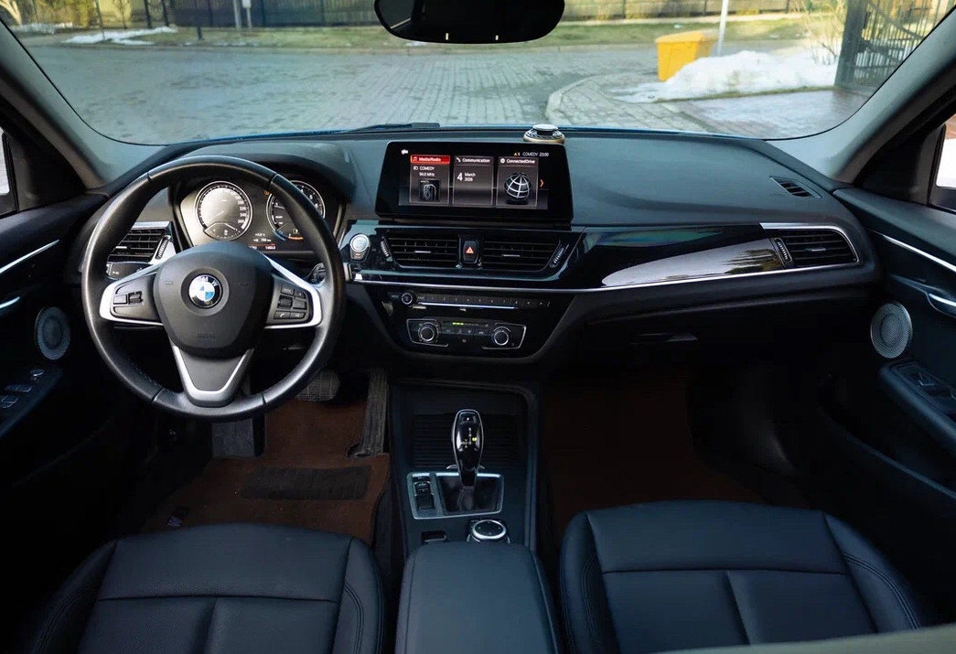 Аренда bmw 1-serii бизнес класса 2021 года в городе Москва от 3992 руб./сутки, передний привод, двигатель: бензин, объем 1.5 литров, без водителя, недорого, вид 3 - RentRide