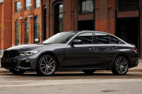 Прокат авто bmw 3-serii бизнес класса 2022 года в городе Москва Лермонтовский проспект от 8720 руб./сутки, полный привод, двигатель: бензин, объем 2 литра, ОСАГО (Мультидрайв), без водителя, недорого - RentRide