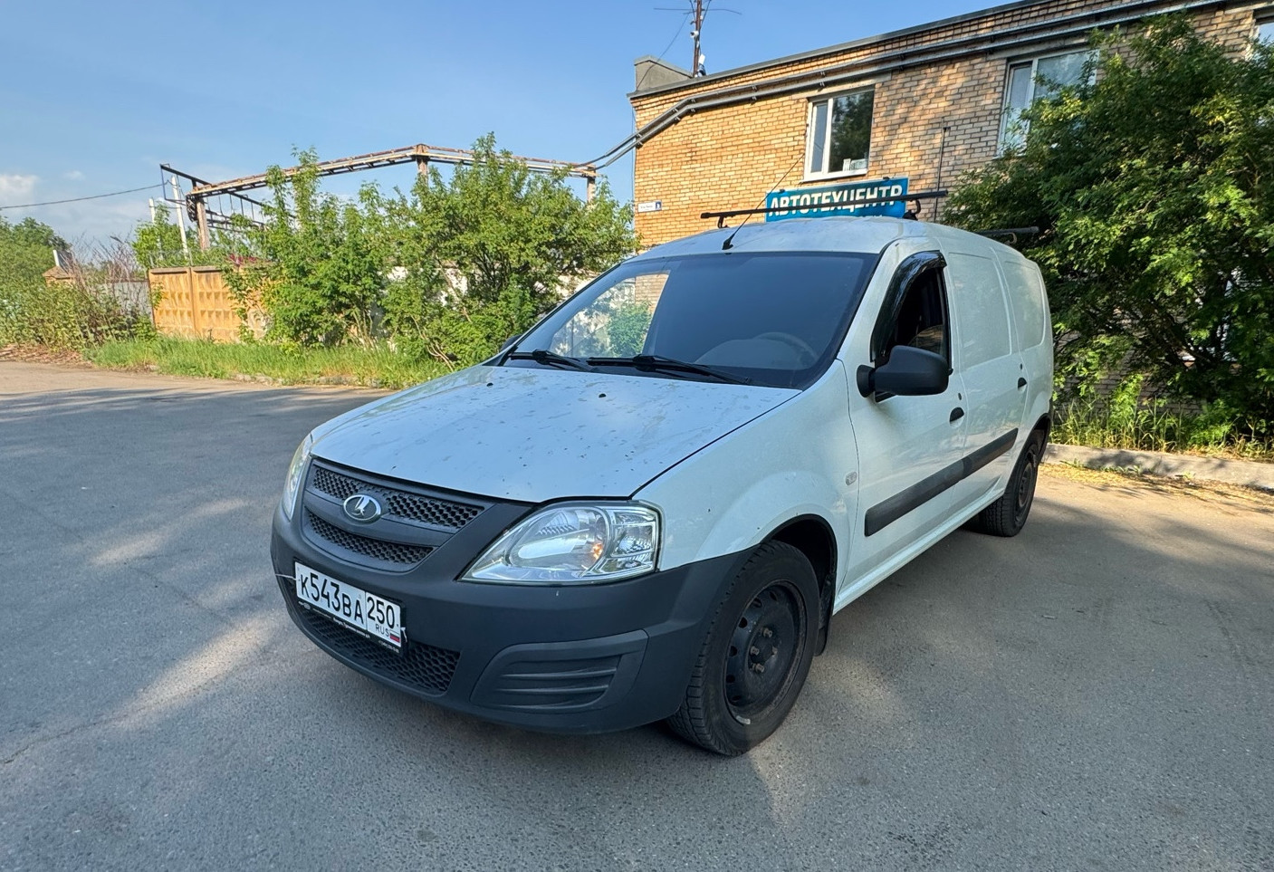 Аренда lada largus эконом класса 2019 года в городе Москва от 1800 руб./сутки, передний привод, двигатель: бензин, объем 1.6 литров, ОСАГО (Впишу в полис), без водителя, недорого - RentRide