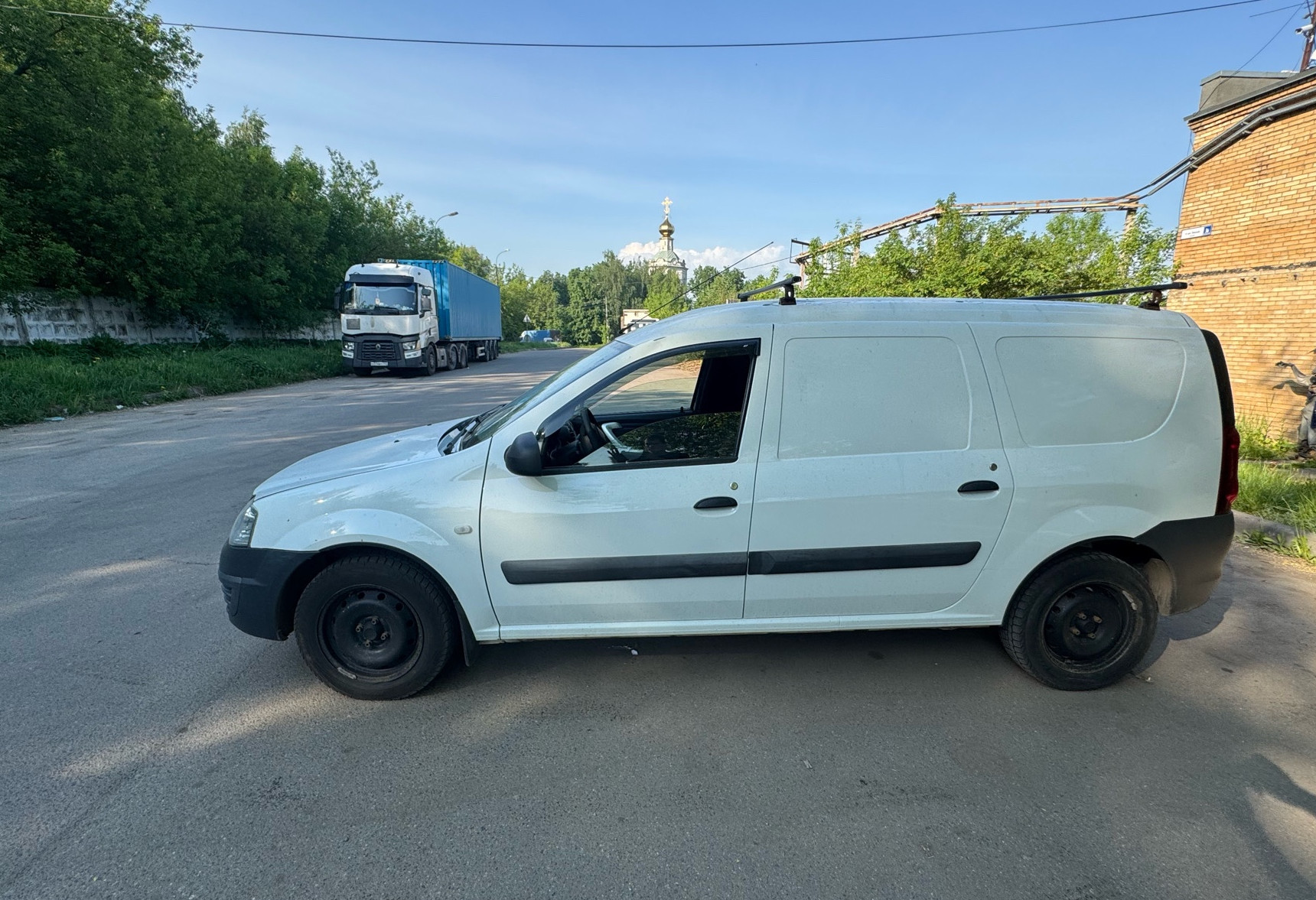 Аренда lada largus эконом класса 2019 года в городе Москва от 1800 руб./сутки, передний привод, двигатель: бензин, объем 1.6 литров, ОСАГО (Впишу в полис), без водителя, недорого, вид 2 - RentRide