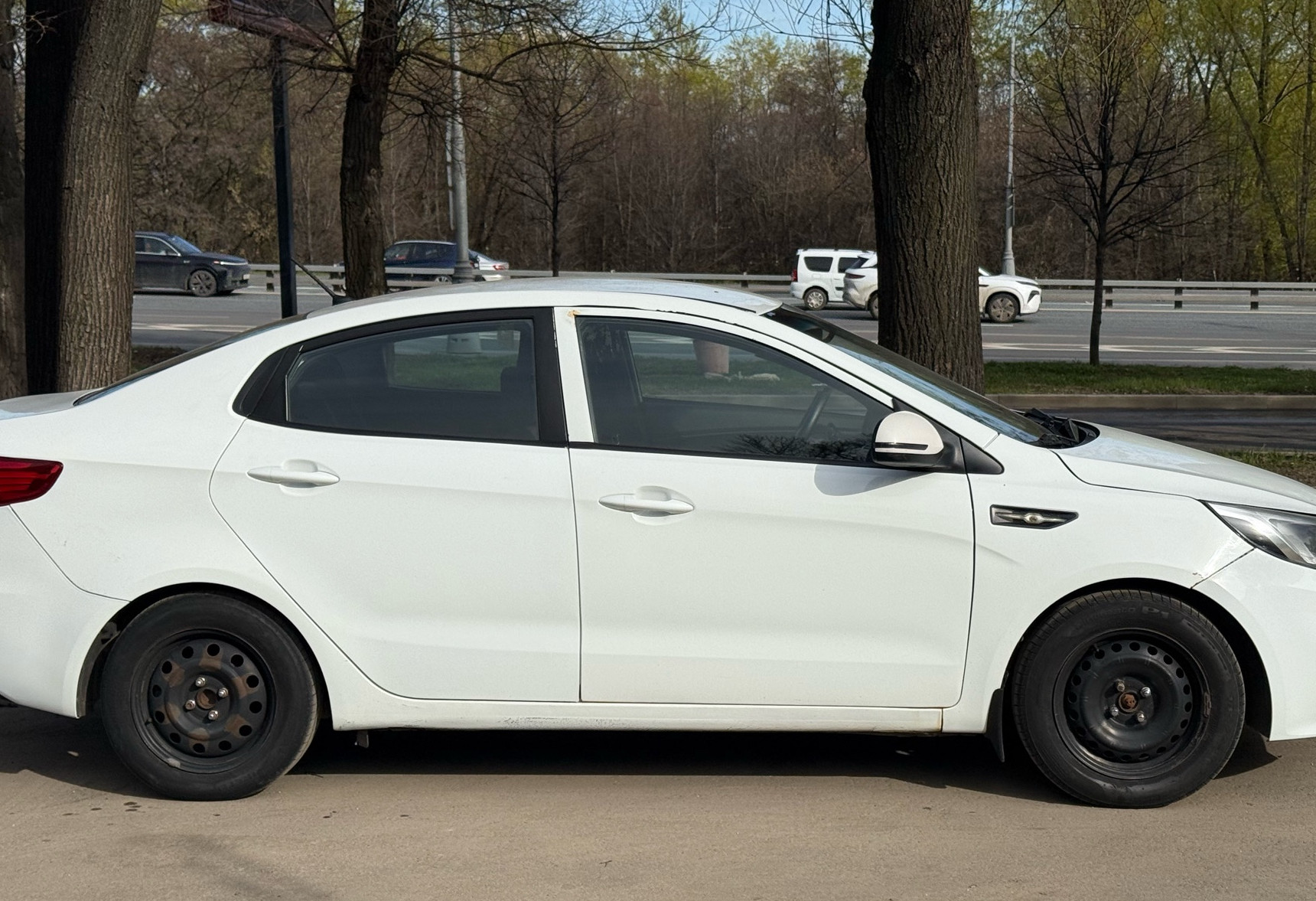 Аренда kia rio эконом класса 2016 года в городе Москва Нахимовский проспект от 3192 руб./сутки, передний привод, двигатель: бензин, объем 1.4 литра, без водителя, недорого, вид 3 - RentRide