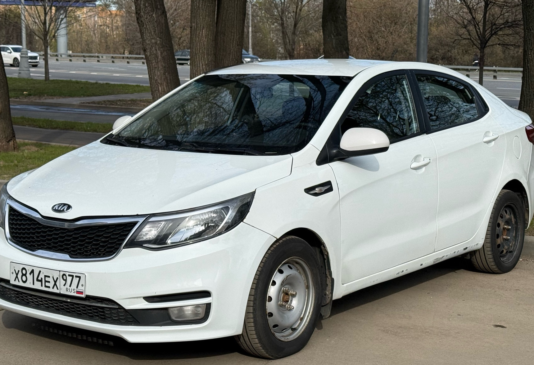 Аренда kia rio эконом класса 2016 года в городе Москва Нахимовский проспект от 3192 руб./сутки, передний привод, двигатель: бензин, объем 1.4 литра, без водителя, недорого - RentRide