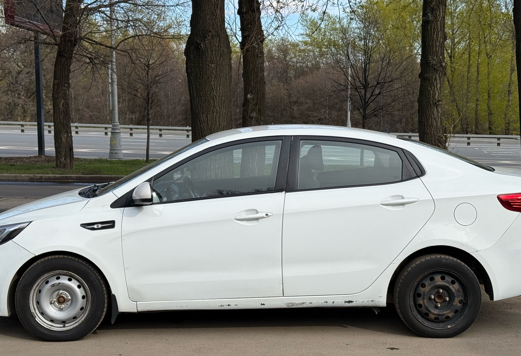 Аренда kia rio эконом класса 2016 года в городе Москва Нахимовский проспект от 3192 руб./сутки, передний привод, двигатель: бензин, объем 1.4 литра, без водителя, недорого, вид 4 - RentRide