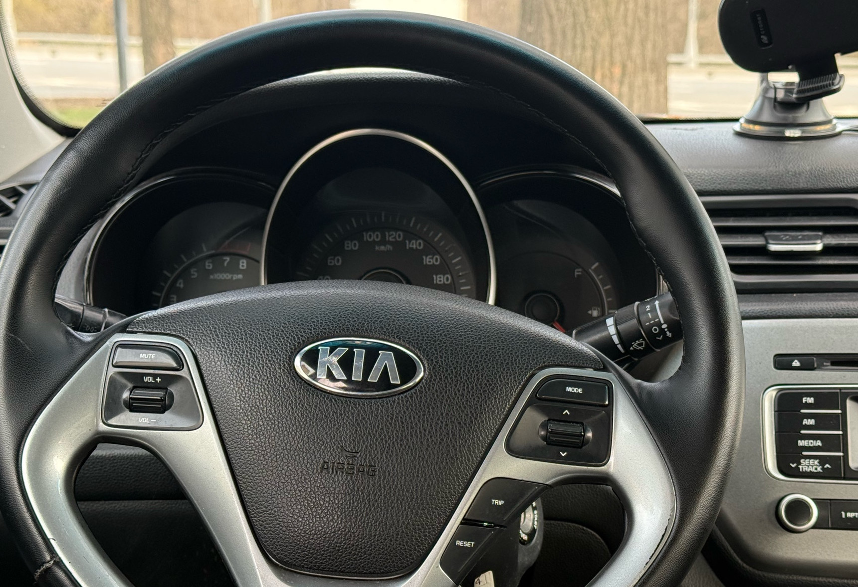 Аренда kia rio эконом класса 2016 года в городе Москва Нахимовский проспект от 3192 руб./сутки, передний привод, двигатель: бензин, объем 1.4 литра, без водителя, недорого, вид 9 - RentRide