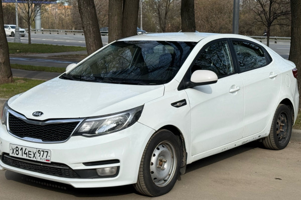 Прокат авто kia rio эконом класса 2016 года в городе Москва Нахимовский проспект от 3192 руб./сутки, передний привод, двигатель: бензин, объем 1.4 литра, без водителя, недорого - RentRide