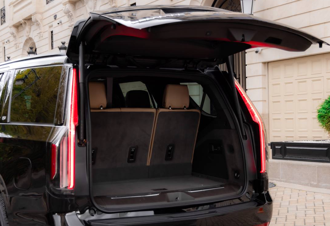 Аренда cadillac escalade бизнес класса 2022 года в городе Москва Давыдково от 31200 руб./сутки, полный привод, двигатель: бензин, объем 6.2 литра, каско (Мультидрайв), ОСАГО (Мультидрайв), без водителя, недорого, вид 4 - RentRide
