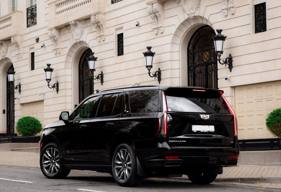 Аренда cadillac escalade бизнес класса 2022 года в городе Москва Давыдково от 31200 руб./сутки, полный привод, двигатель: бензин, объем 6.2 литра, каско (Мультидрайв), ОСАГО (Мультидрайв), без водителя, недорого, вид 3 - RentRide