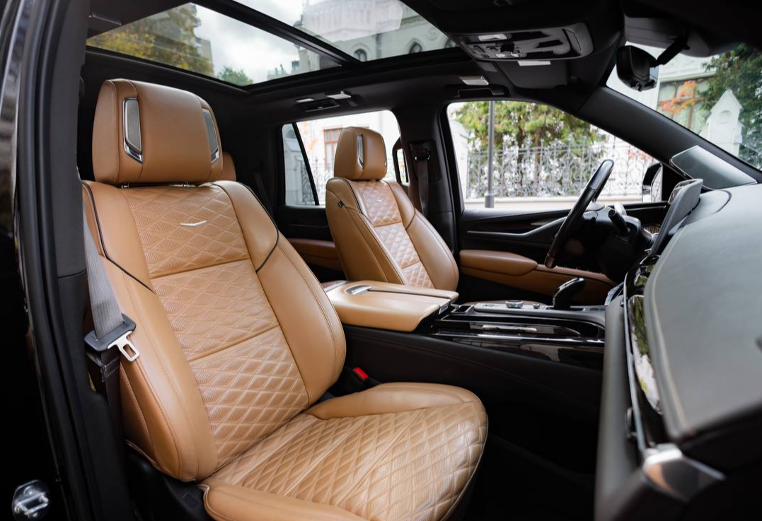 Аренда cadillac escalade бизнес класса 2022 года в городе Москва Давыдково от 31200 руб./сутки, полный привод, двигатель: бензин, объем 6.2 литра, каско (Мультидрайв), ОСАГО (Мультидрайв), без водителя, недорого, вид 6 - RentRide