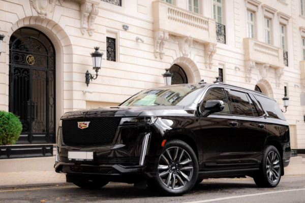 Прокат авто cadillac escalade бизнес класса 2022 года в городе Москва Давыдково от 31200 руб./сутки, полный привод, двигатель: бензин, объем 6.2 литра, каско (Мультидрайв), ОСАГО (Мультидрайв), без водителя, недорого - RentRide