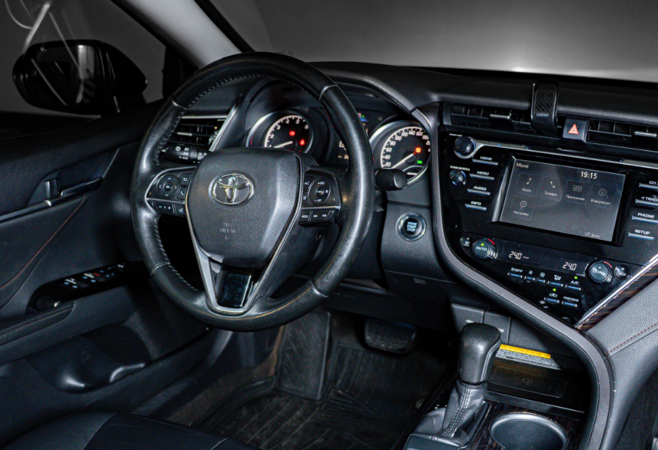 Аренда toyota camry комфорт класса 2019 года в городе Москва Нахимовский проспект от 6000 руб./сутки, передний привод, двигатель: бензин, объем 2.5 литров, ОСАГО (Мультидрайв), без водителя, недорого, вид 5 - RentRide