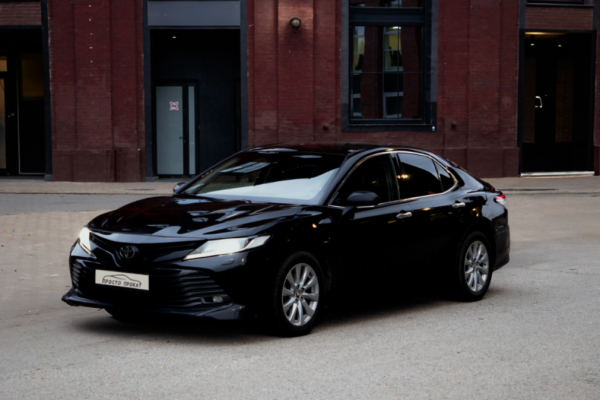 Прокат авто toyota camry комфорт класса 2019 года в городе Москва Нахимовский проспект от 6000 руб./сутки, передний привод, двигатель: бензин, объем 2.5 литров, ОСАГО (Мультидрайв), без водителя, недорого - RentRide